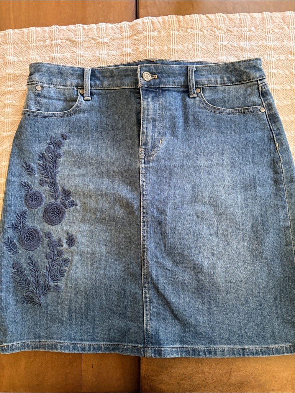 Talbots 10 petite denim embroidered skirt